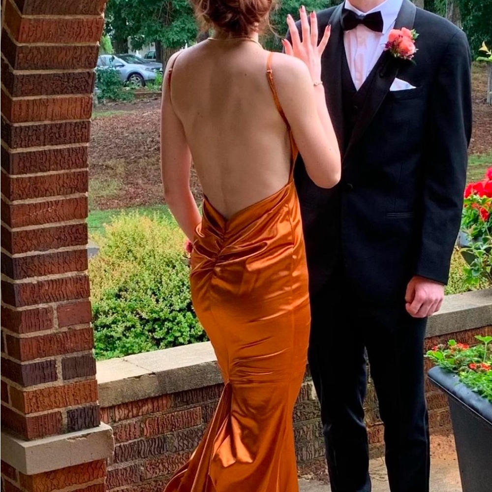 Beautiful copper orange prom dress
Only worn once/ in perfect condition